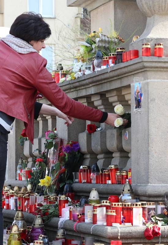 Lidé vytvořili pietní místo Věře Špinarové na Masarykově náměstí v Ostravě.