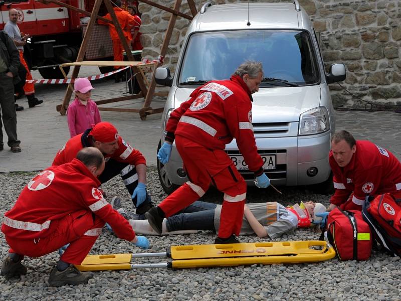 Hasiči, báňští záchranáři, zdravotníci i policisté se zúčastnili v sobotu na Slezskoostravském hradě akce Hrad žije první pomocí.