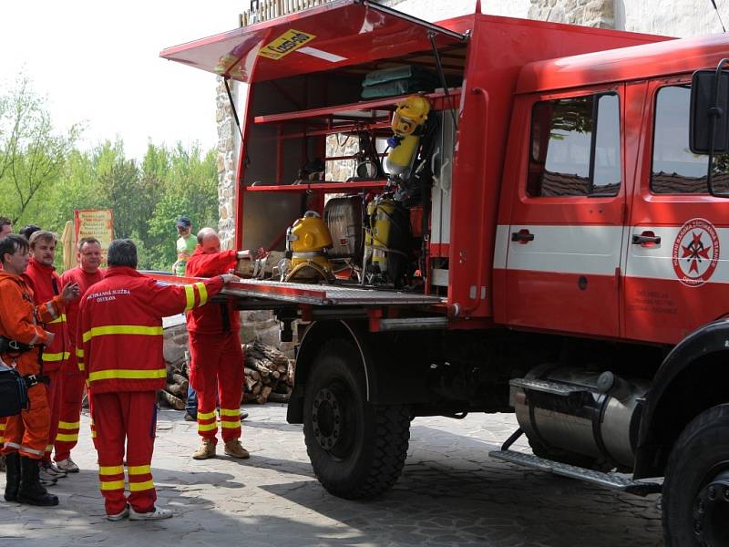 Hasiči, báňští záchranáři, zdravotníci i policisté se zúčastnili v sobotu na Slezskoostravském hradě akce Hrad žije první pomocí.