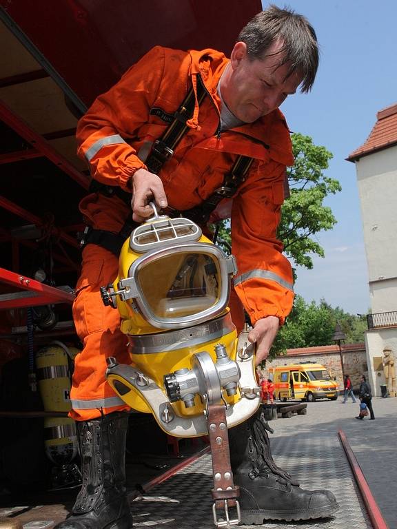 Hasiči, báňští záchranáři, zdravotníci i policisté se zúčastnili v sobotu na Slezskoostravském hradě akce Hrad žije první pomocí.