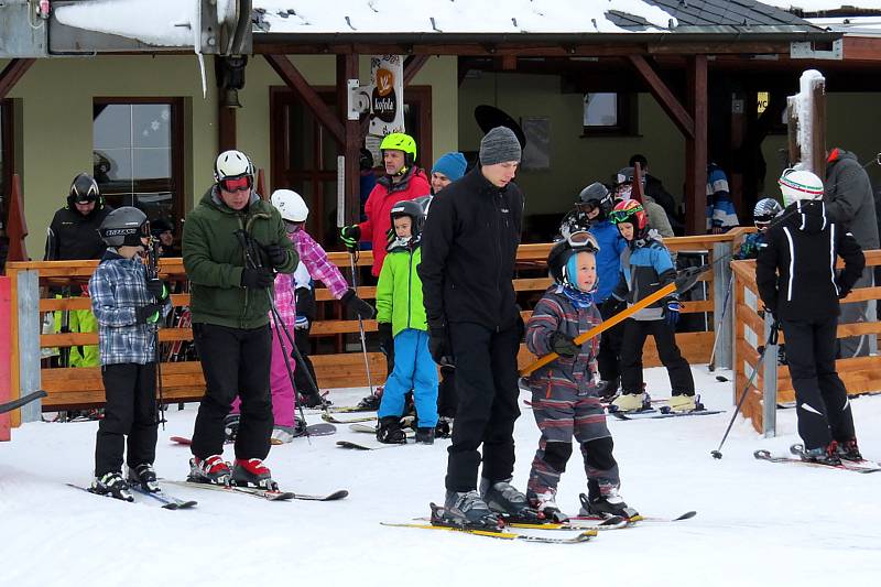 Tošovický areál zaplnili o víkendu lyžaři, snowboardisté i bobisté.