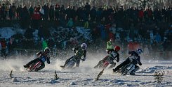 Ledová plochá dráha přilákala v lednu na Větřkovickou přehradu do kopřivnické místní části Lubina 5 tisíc diváků.