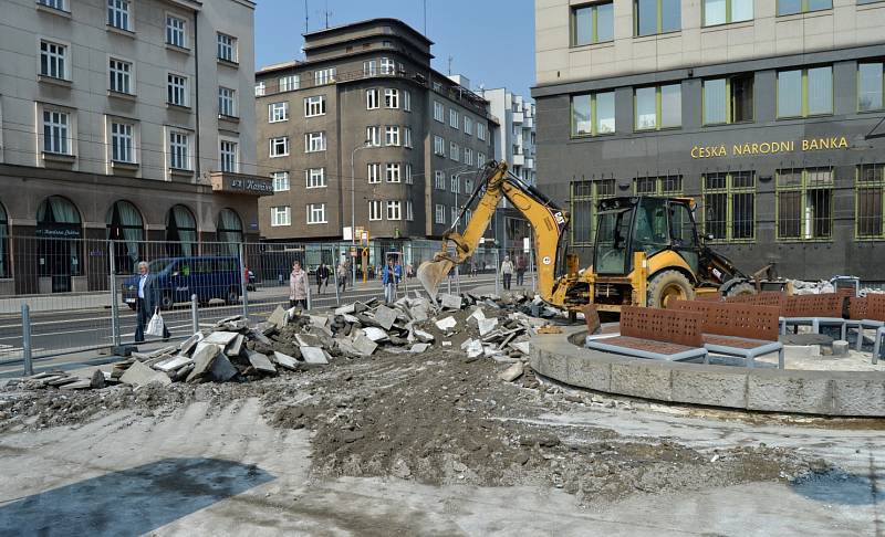 Na náměstí Dr. E. Beneše v centru Ostravy v úterý 4. dubna 2017. Rekonstrukce začala.