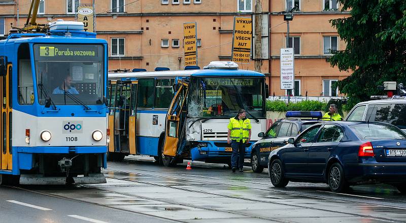 Nehoda autobusu s tramvaji ve Vítkovicích.