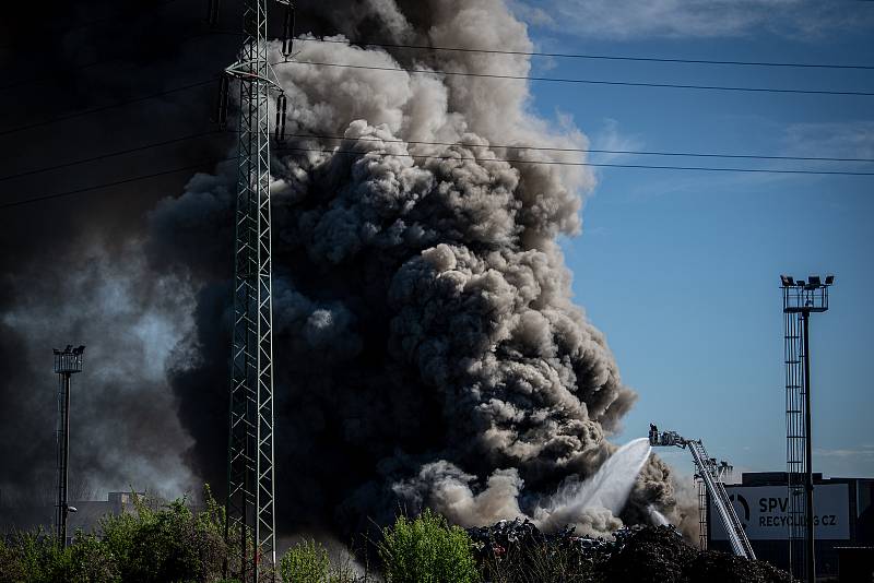 Kvůli pondělnímu (10. května 2021) požáru v areálu autovrakoviště v Ostravě-Vítkovicích byl vyhlášen zvláštní stupeň poplachu. Hustý kouř byl od rána viditelný už zdaleka.