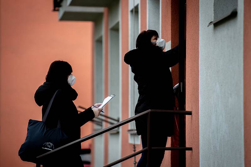 Zaměstnankyně městského obvodu Ostrava-Jih roznášení seniorům nad 65 let věku roušky zdarma do poštovních schránek, jako opatření proti koronaviru.