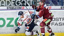 Utkání předkola play off hokejové extraligy - 2. zápas: HC Vítkovice Ridera - HC Sparta Praha, 12. března 2019 v Ostravě. Na snímku zleva Jakub Lev, zprava Jérémie Ouellet-Blain.