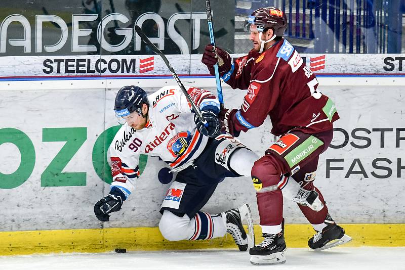 Utkání předkola play off hokejové extraligy - 2. zápas: HC Vítkovice Ridera - HC Sparta Praha, 12. března 2019 v Ostravě. Na snímku zleva Jakub Lev, zprava Jérémie Ouellet-Blain.