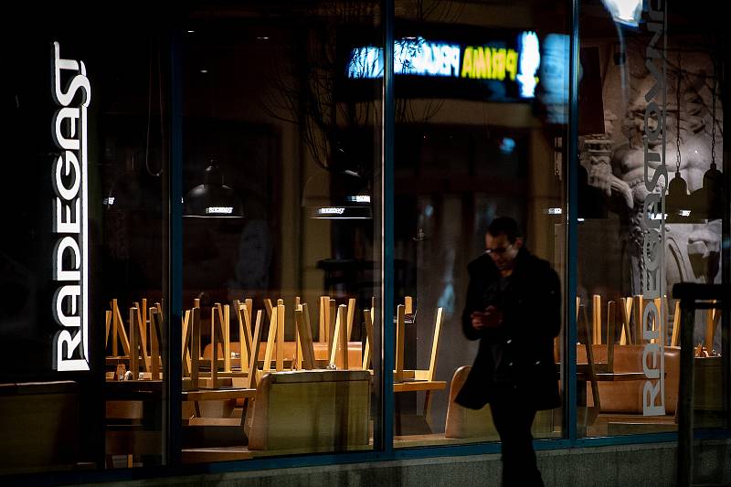 Zavřená Radegastovna na Masarykově náměstí 13. března 2020 v Ostravě. Vláda ČR vyhlásila dne 12. března 2020 stav nouze a rozhodla, že všechny restaurace a hospody budou kvůli koronavirovým opatřením uzavřeny ve 20:00.