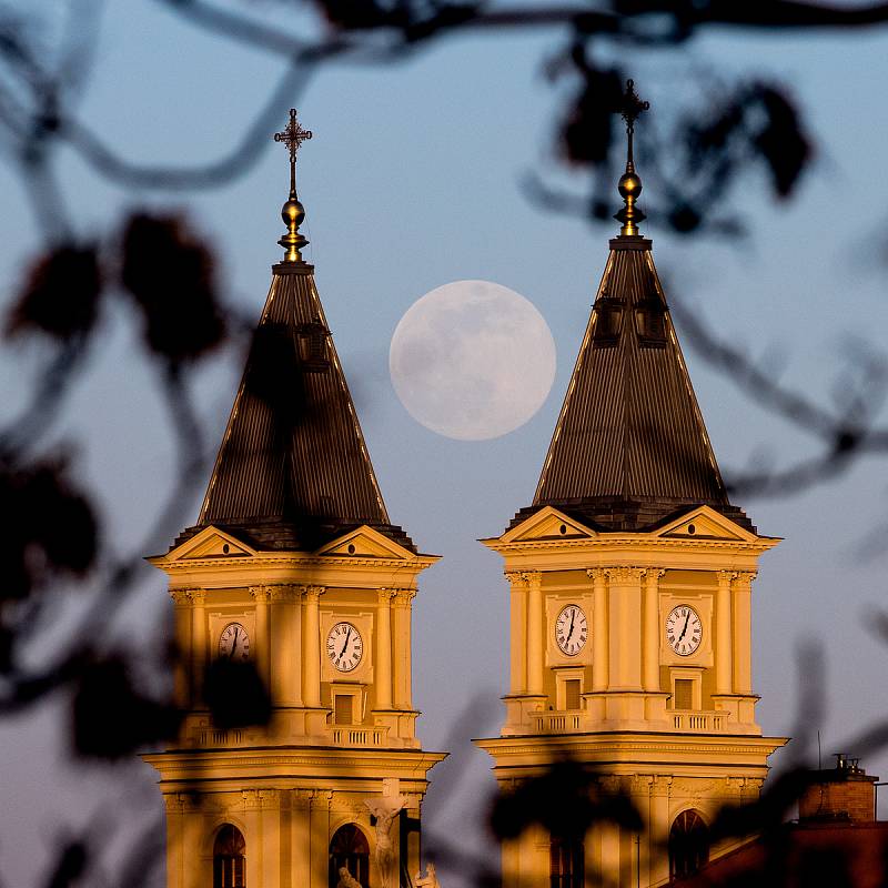 Měsíc v tzv. superúplňku 7. dubna 2020 v Ostravě.