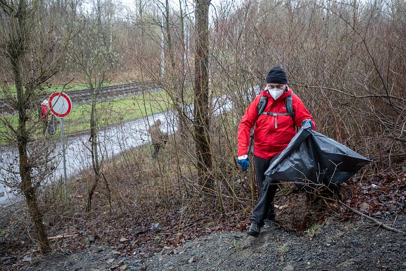 Pojďte s námi uklízet Ostravu. To byla dobrovolnická akce, jejíž cílem bylo uklidit okolí od odpadků a nepořádku kolem Slezskoostravského hradu, 17. dubna 2021 v Ostravě.