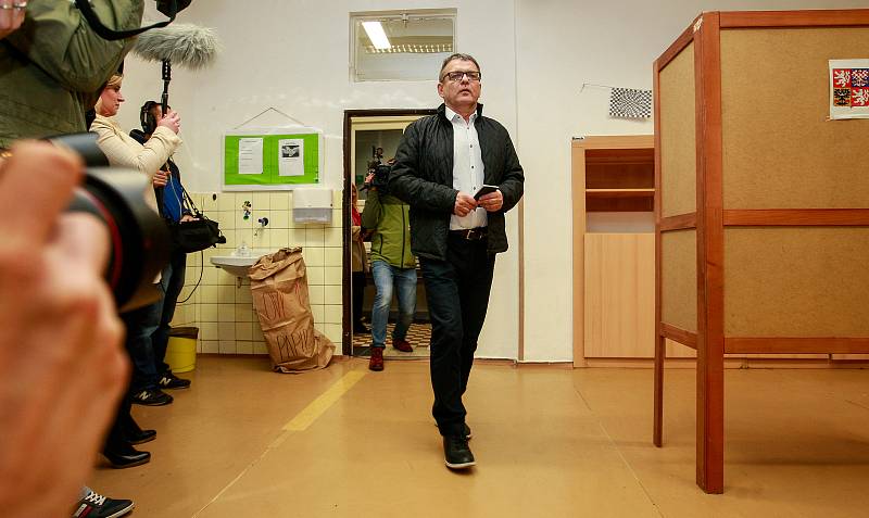 Volby 2017 v Ostravě. Na fotografii Lubomír Zaorálek, který přijel volit do Základní školy Jana Šoupala v Ostravě-Porubě.