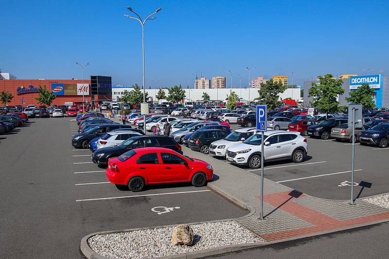 Parkoviště u supermarketů a obchodních center na Moravě a ve Slezsku. Archivní snímek.