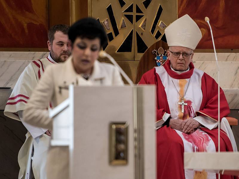 Velkopáteční bohoslužba v Katedrále Božského Spasitele s biskupem Františkem Lobkowiczem.