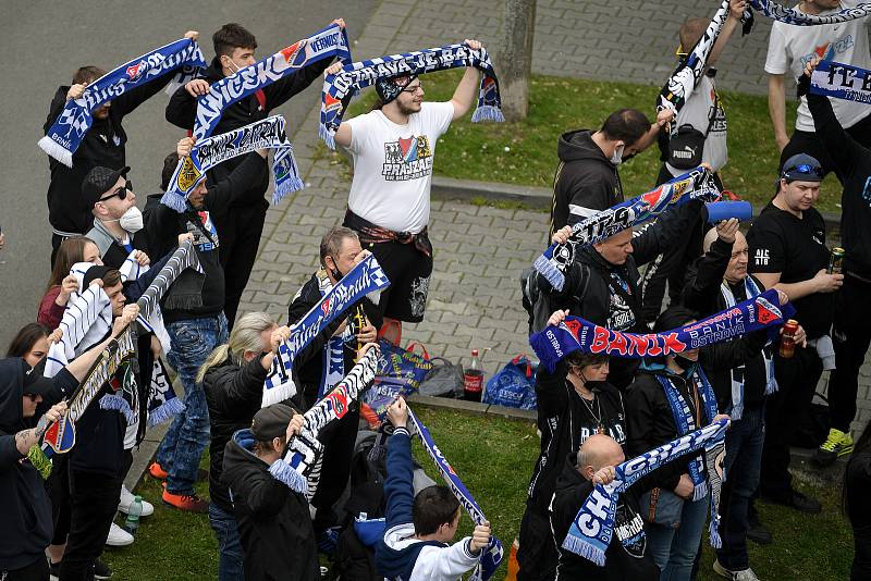 Fanoušci Baníku před stadiónem, 24. dubna 2021 v Olomouci.