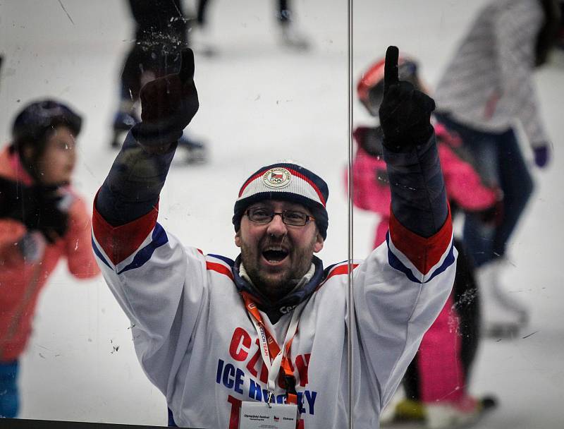 Olympijský festival u Ostravar arény.Fanoušci fandí při hokejovém utkání mezi Českem a Kanadou