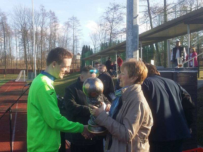 Fotbalisté Čeladné převzali od starostky města Vratimov Dagmar Hrudové trofej pro vítěze zimního turnaje.