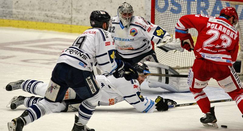 44. kolo hokejové extraligy: HC Vítkovice Steel – HC Oceláři Třinec 2:1 v prodl.