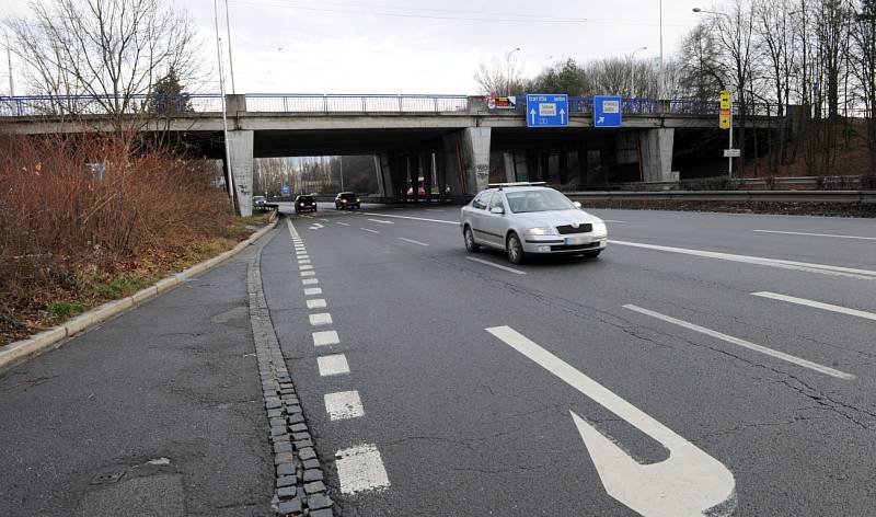 Špatná statika a stav betonových pilířů, obnažené výztuže a zvýšená koroze - to byly hlavní důvody, proč se začalo v roce 2017 s opravou nevyhovujících mostů přes Rudnou ulici v Ostravě. Ilustrační foto..