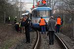 Záchranáři pomáhají obětem srážky dvou tramvají ve Vřesině