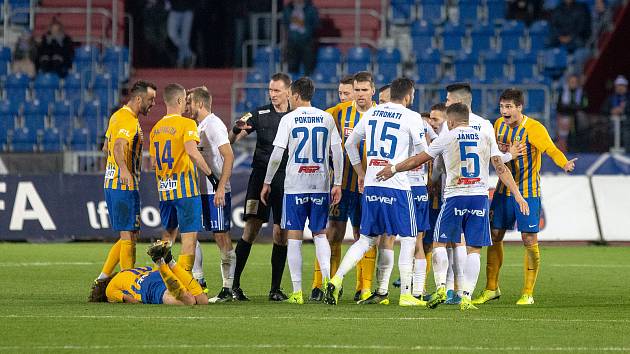 Fotbalová liga dostala výjimku a chystá na restart. Začíná se již dnes předehrávkou Jablonce z Brnem. Regionální zástupci, tedy Baník Ostrava, SFC Opava a MFK Karviná půjdou do akci o víkendu.