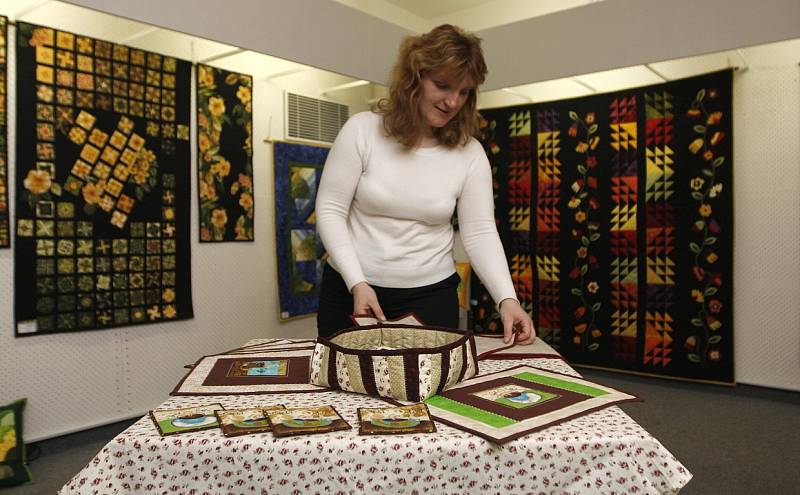 Snímek z výstavy patchworkových skvostů z dílny Danuše Březinové, které jsou momentálně k vidění v galerii Gaudeamus v Domě kultury města Ostravy. 