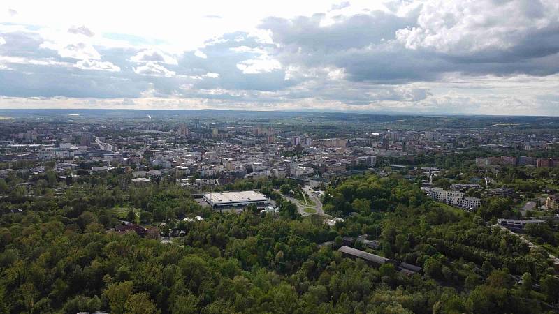 Výhledy z Haldy Ema nabízejí pohled na město Ostrava, Beskydy, Nízký Jeseník a ještě dál.