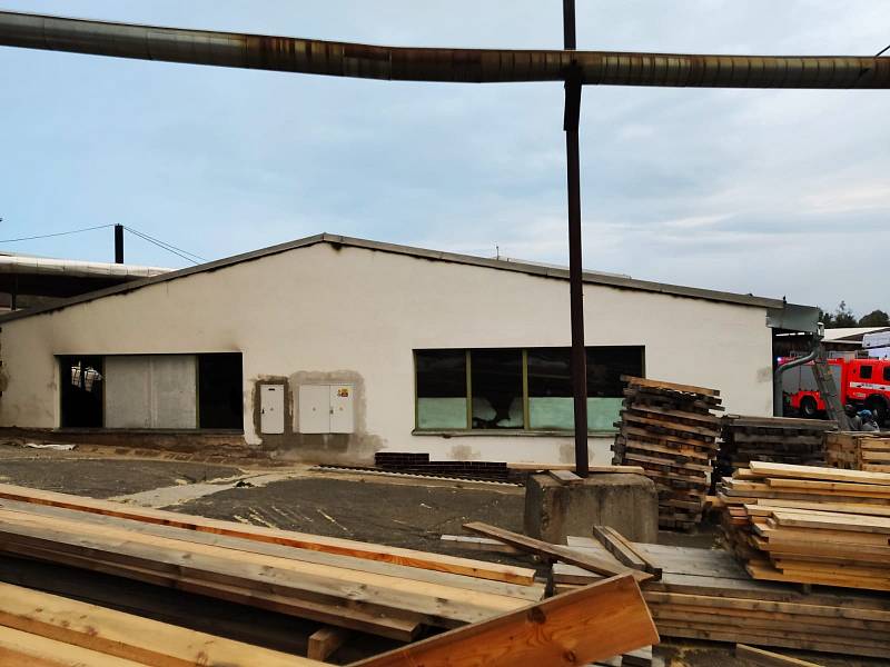 Hasiči zasahovali u požáru haly na zpracování dřeva na Bruntálsku se škodou 20 milionů.