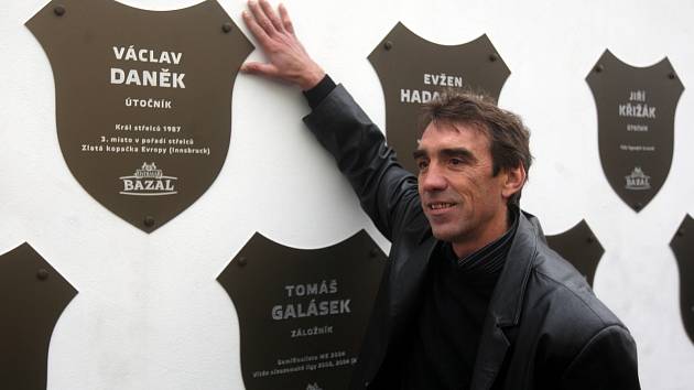 Václav Daněk, bývalý český fotbalista, československý reprezentant a trenér, je členem Klubu ligových kanonýrů.
