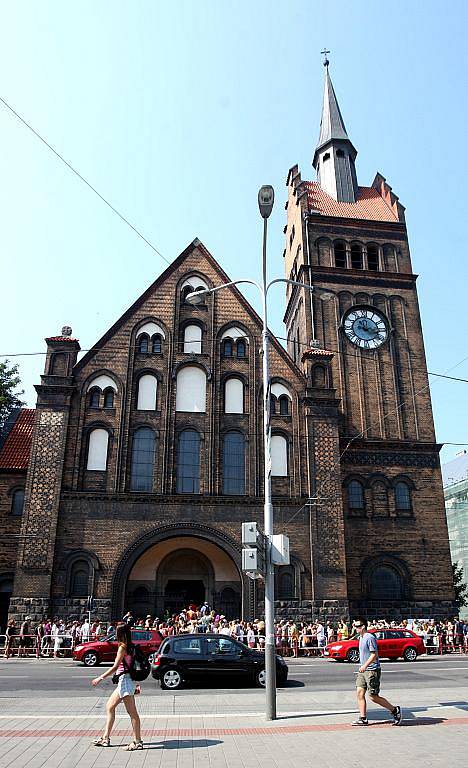 Půvabná židovská zpěvačka Mor Karbasi se v pátek odpoledne představila na kostelní scéně v rámci festivalu Colours of Ostrava.