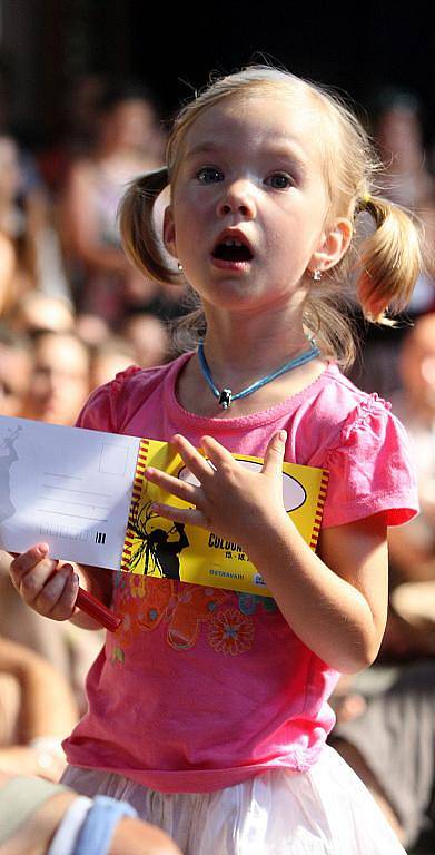 Půvabná židovská zpěvačka Mor Karbasi se v pátek odpoledne představila na kostelní scéně v rámci festivalu Colours of Ostrava.