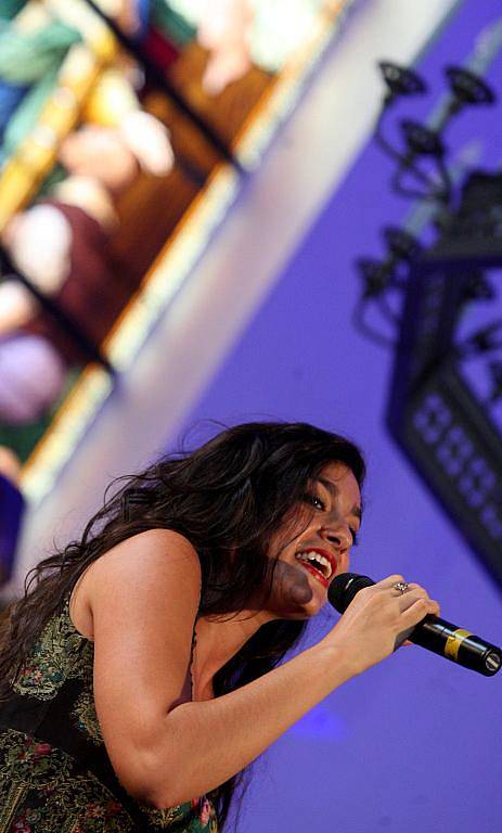Půvabná židovská zpěvačka Mor Karbasi se v pátek odpoledne představila na kostelní scéně v rámci festivalu Colours of Ostrava.