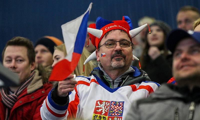 Olympijský festival u Ostravar arény.Fanoušci fandí při hokejovém utkání mezi Českem a Kanadou