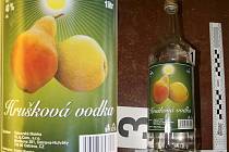 Další láhev obsahující závadný alkohol. Na etiketě je označení Hrušková vodka, výrobce - Ostravská likérka, OL.&.Com., s.r.o., Blodkova 381, Ostrava-Hulváky. 