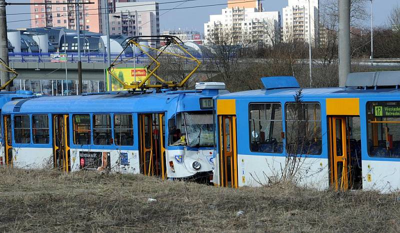 Na konečné zastávce u hypermarketu Interspar v Ostravě-Dubině se v úterý odpoledne srazily dvě tramvaje, čtyři lidé byli zraněni.