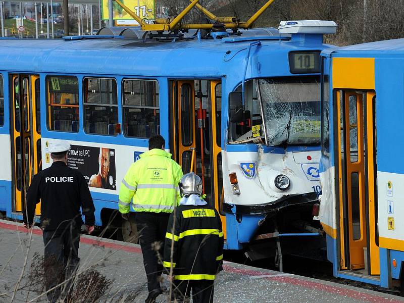 Na konečné zastávce u hypermarketu Interspar v Ostravě-Dubině se v úterý odpoledne srazily dvě tramvaje, čtyři lidé byli zraněni.