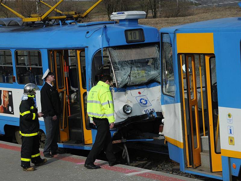 Na konečné zastávce u hypermarketu Interspar v Ostravě-Dubině se v úterý odpoledne srazily dvě tramvaje, čtyři lidé byli zraněni.