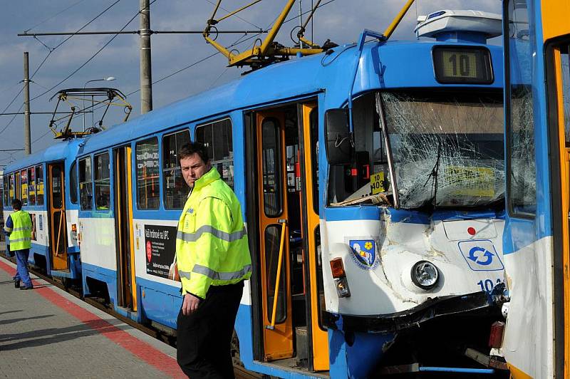 Na konečné zastávce u hypermarketu Interspar v Ostravě-Dubině se v úterý odpoledne srazily dvě tramvaje, čtyři lidé byli zraněni.