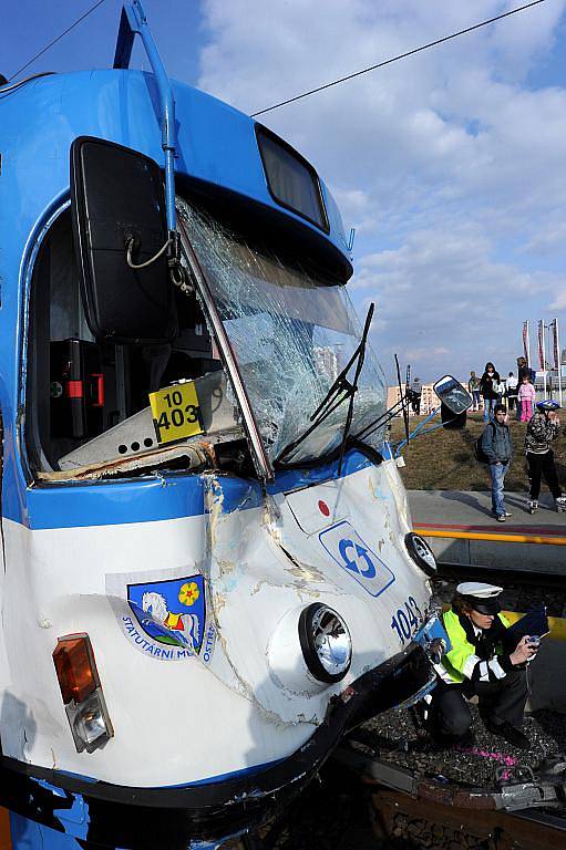 Na konečné zastávce u hypermarketu Interspar v Ostravě-Dubině se v úterý odpoledne srazily dvě tramvaje, čtyři lidé byli zraněni.