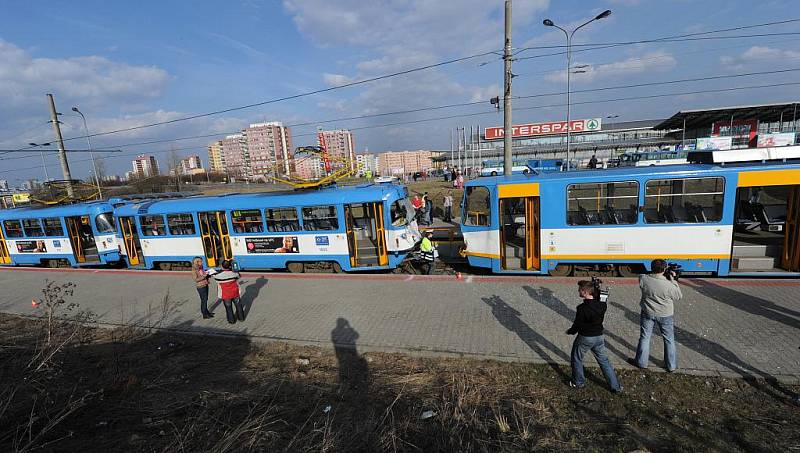 Na konečné zastávce u hypermarketu Interspar v Ostravě-Dubině se v úterý odpoledne srazily dvě tramvaje, čtyři lidé byli zraněni.