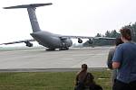 Americký vojenský letoun C-5 Galaxy při příletu na Dny NATO 2009 v Mošnově.