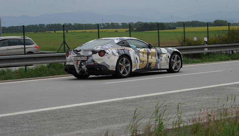 Zhruba stovka sportovních automobilů projela v rámci mezinárodního závodu Gumball 3000 i ostravským úsekem dálnice.