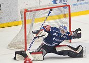 Hokejisté Vítkovic (v modrém) při šestém semifinále play off extraligy v Hradci Králové