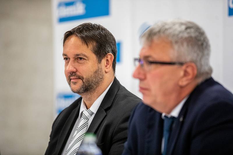 Rastislav Maďar, epidemiolog a děkan LF OU, (první zleva) a Jiří Havrlant, ředitel FN Ostrava, diskuze Deníku na téma zdravotnictví v Gongu, červen 2022.