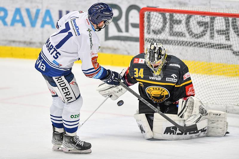 Utkání 40. kola hokejové extraligy: HC Vítkovice Ridera - HC Litvínov, 22. ledna 2023, Ostrava. (zleva) Roberts Bukarts z Vítkovic a brankář Litvínova Šimon Zajíček.