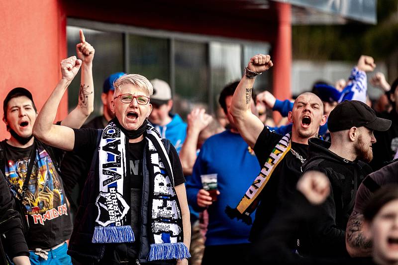 Utkání 26. kolo první fotbalové ligy: FC Baník Ostrava – SFC Opava, 10. dubna 2021 v Ostravě. Fanoušci FC Baník Ostrava před Městským stadionem Vítkovice.