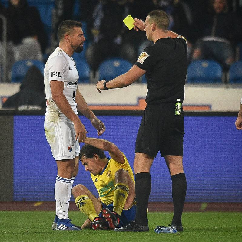 Utkání 23. kola první fotbalové ligy: Baník Ostrava - Fastav Zlín, 1. března 2019 v Ostravě. Na snímku (zleva) Milan Baroš dostává žlutou kartu.