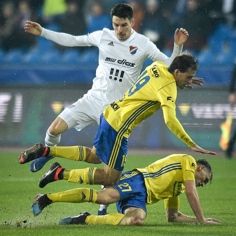 Utkání 23. kola první fotbalové ligy: Baník Ostrava - Fastav Zlín, 1. března 2019 v Ostravě. Na snímku (zleva) Robert Hrubý, Podio Pablo Joaquin a Bačo Ondřej.