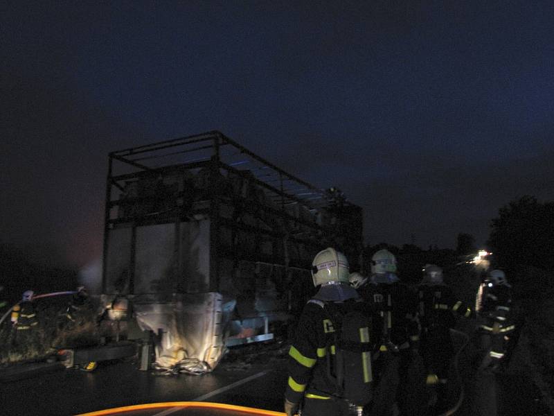  S požárem kamionu, který převážel náklad sporáků do Ruska, bojovali ve čtvrtek v noci profesionální a dobrovolní hasiči na silnici mezi Klimkovicemi a Bravanticemi. 