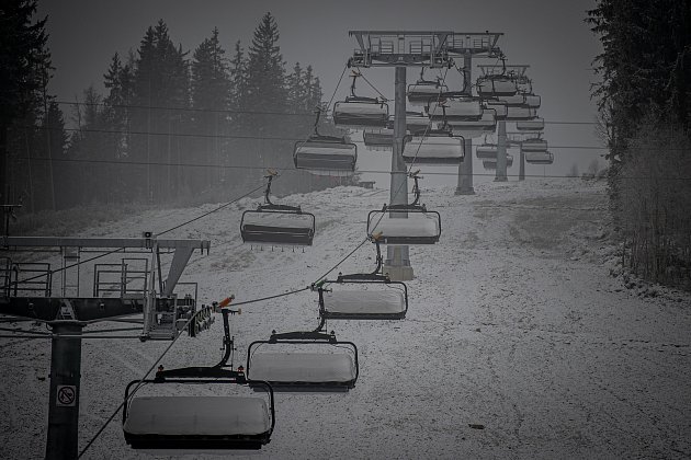 V horském areálu Kraličák na úpatí Králického Sněžníku se uskutečnily drážní zkoušky nejmodernější šestisedačkové lanovky v Česku od firmy Doppelmayr-Garaventa, modelu D-Line, 11. prosince 2020.